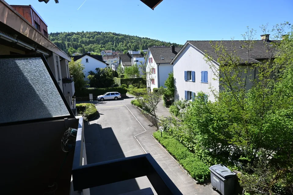 Helle 3-Zimmer-Wohnung mit Balkon und Pool in Zürich-Oerlikon