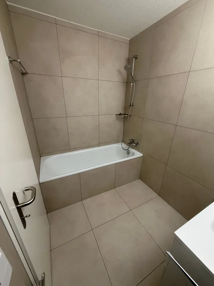 🏡 RESERVIERT 🏡 Helle 3-Zimmer-Wohnung mit Balkon und Pool in Zürich-Oerlikon – Foto 9 von 13