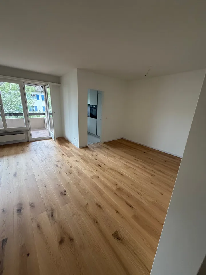 Appartement 3 pièces lumineux avec balcon et piscine à Zürich-Oerlikon