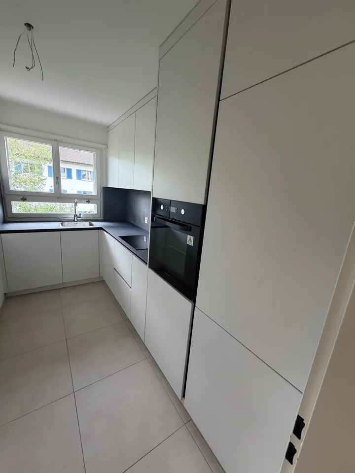 Appartement 3 pièces lumineux avec balcon et piscine à Zürich-Oerlikon