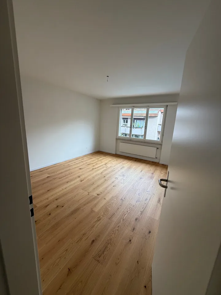 🏡 RESERVIERT 🏡 Helle 3-Zimmer-Wohnung mit Balkon und Pool in Zürich-Oerlikon – Foto 8 von 13