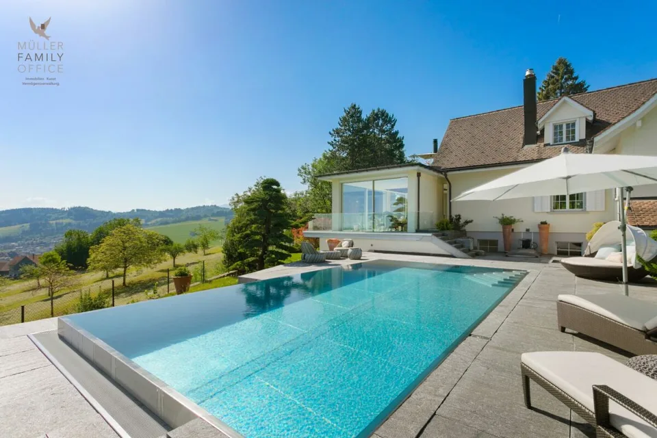 Luxuriöse Panorama-Villa mit Aussenpool, Wellnessoase und traumhaftem Weitblick