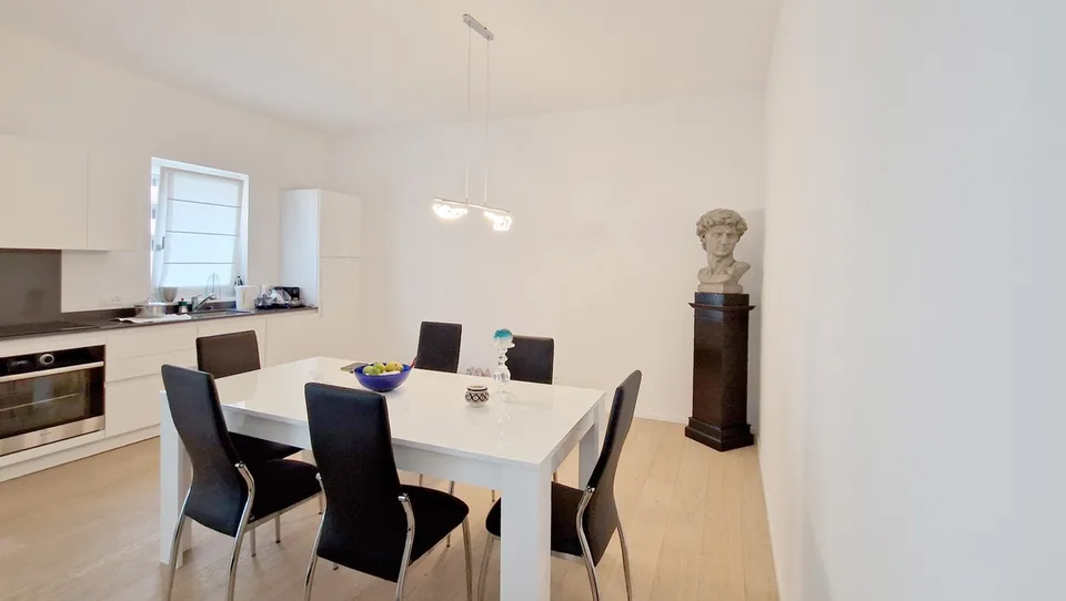 Elegantes 3,5-Zimmer-Wohnung in sorgfältig renoviertem Innenhof.