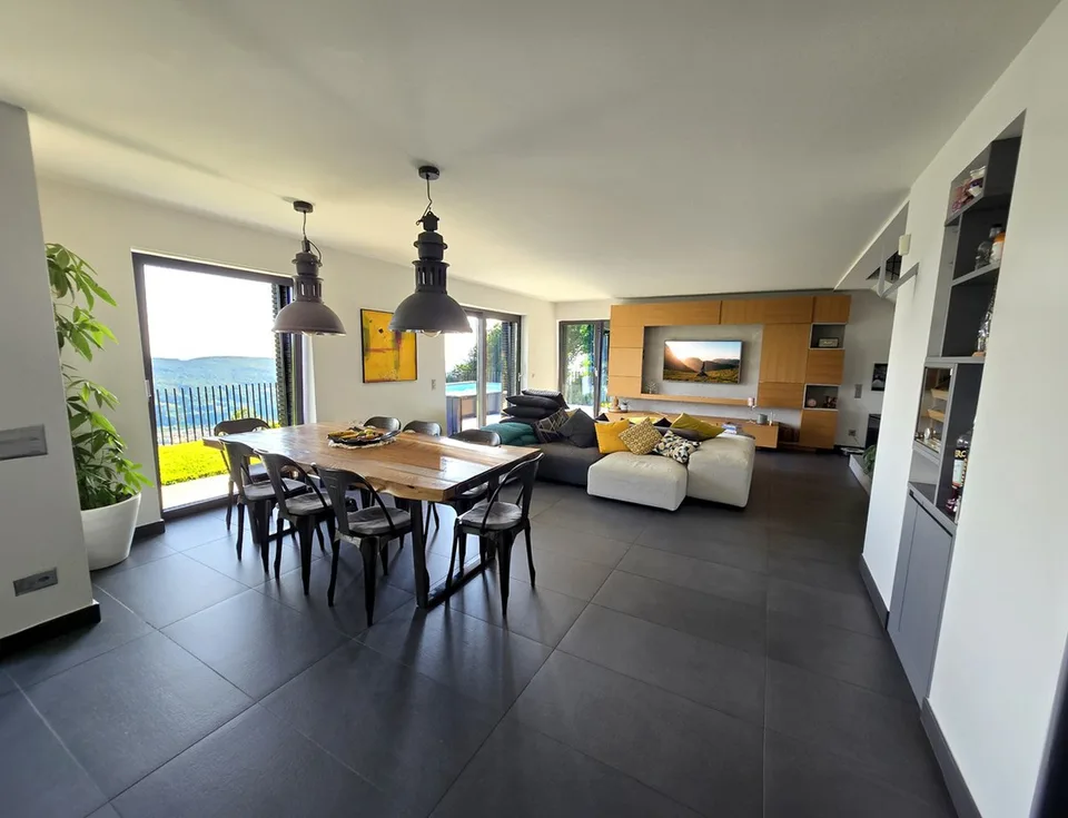 Lussuosa villa 4,5 con giardino, orto e vista aperta.