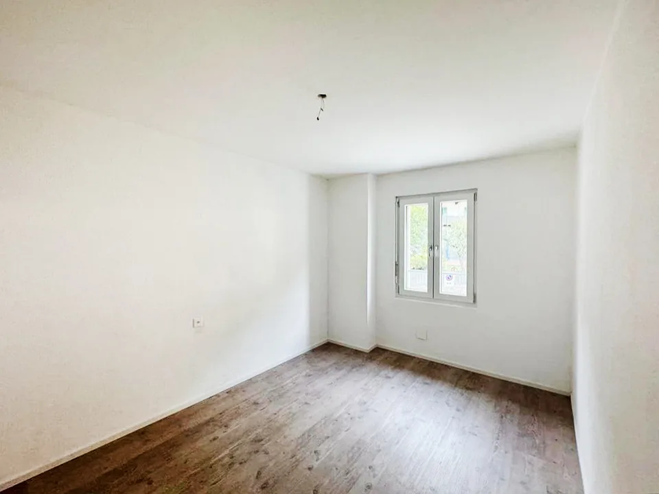 Zweifamilienhaus mit zwei Wohnungen und Lagerfläche