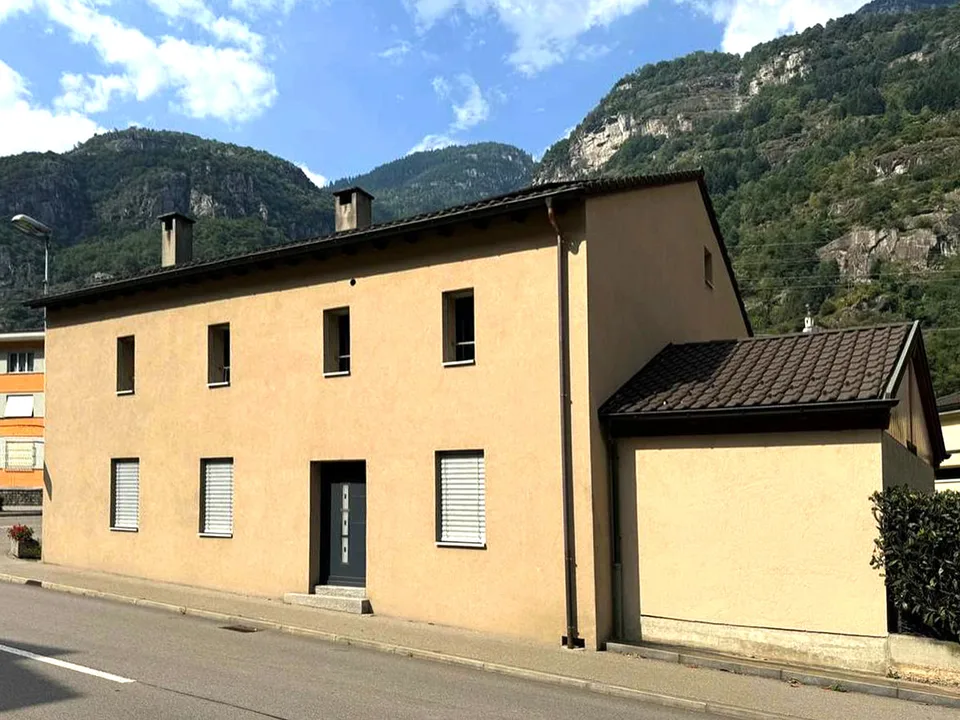 Casa bifamiliare di reddito con due appartamenti e spazio magazzino.