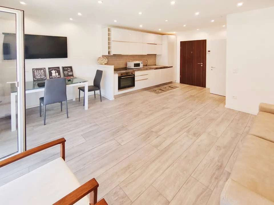 Raffiniertes 1,5-Zimmer-Apartment mit Balkon und neuer Küche