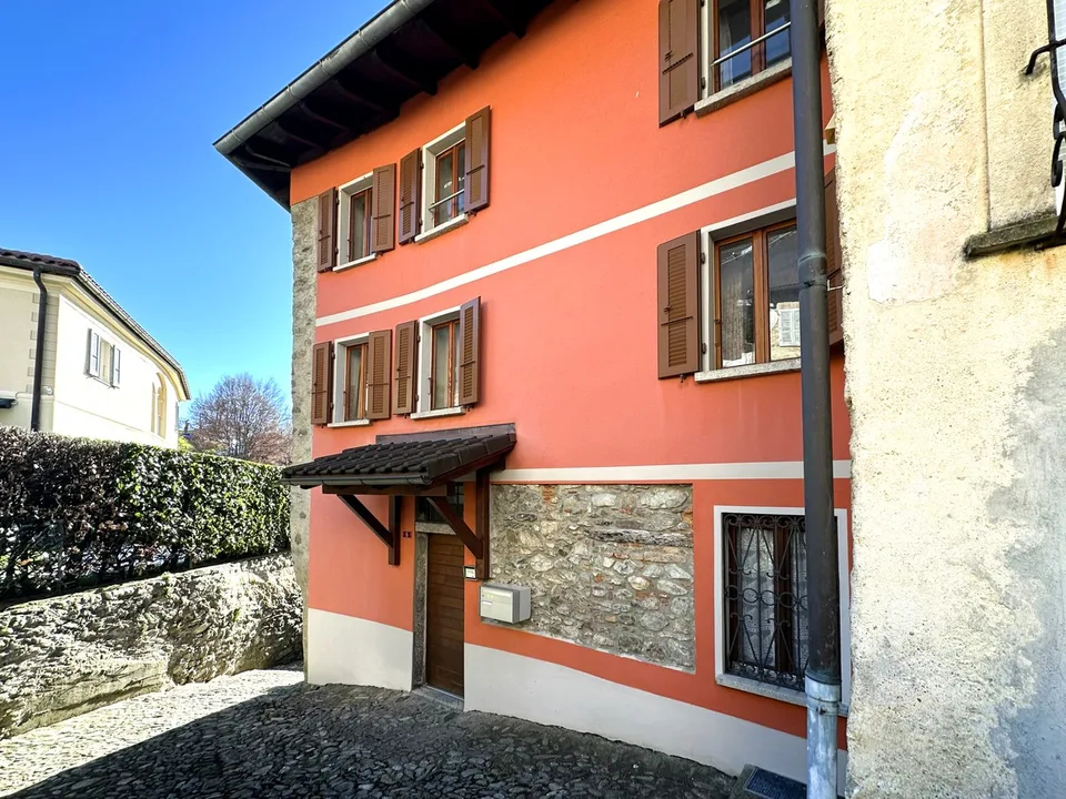 Affascinante casa bifamiliare ticinese da riattare con due unità 3,5