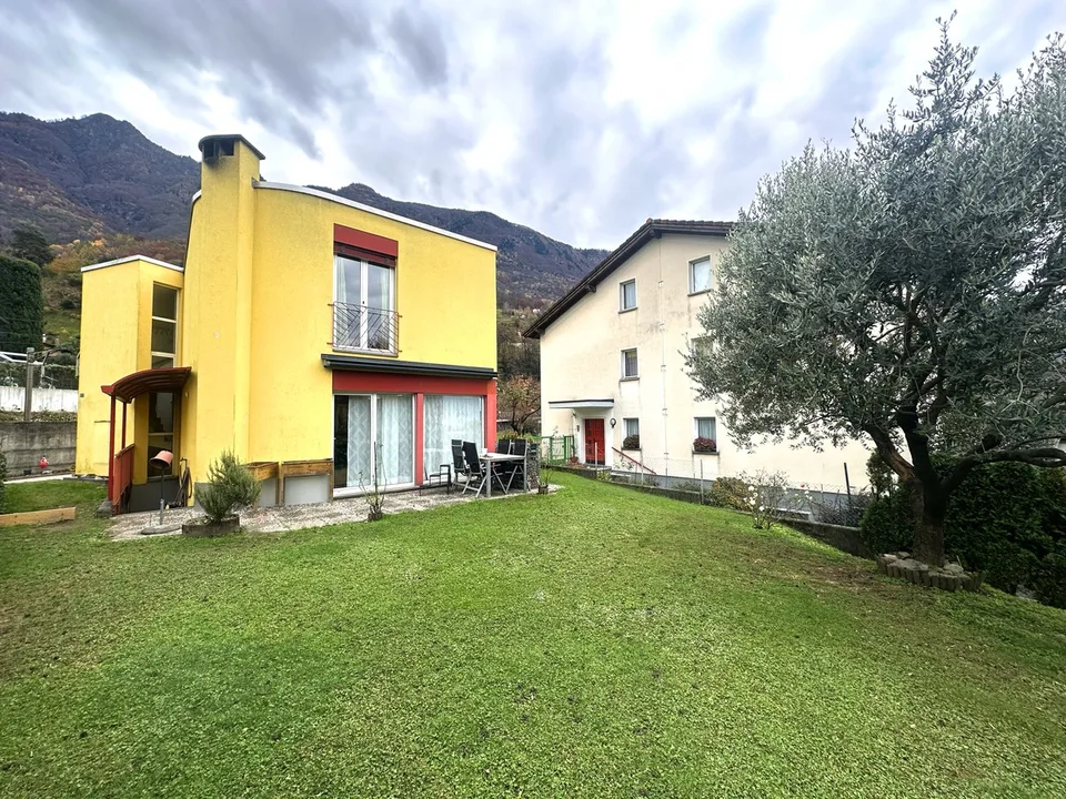 Casa unifamiliare 4,5 locali con ampio giardino recintato a Camorino