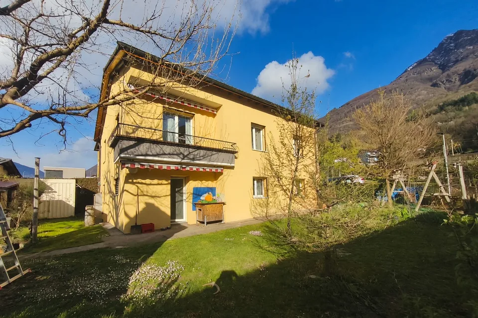 Graziosa villetta 5,5 con ampio giardino e grottino con camino