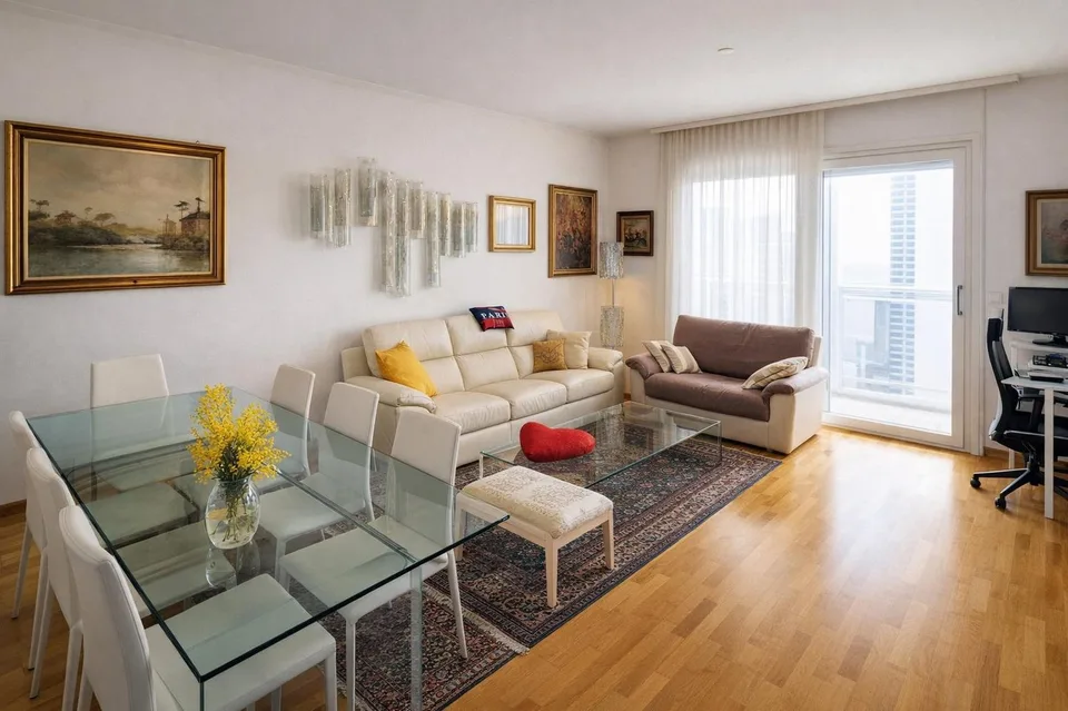 Raffiniertes 3,5-Zimmer-Wohnung mit überdachter Terrasse und hochwertigen Ausstattungen.