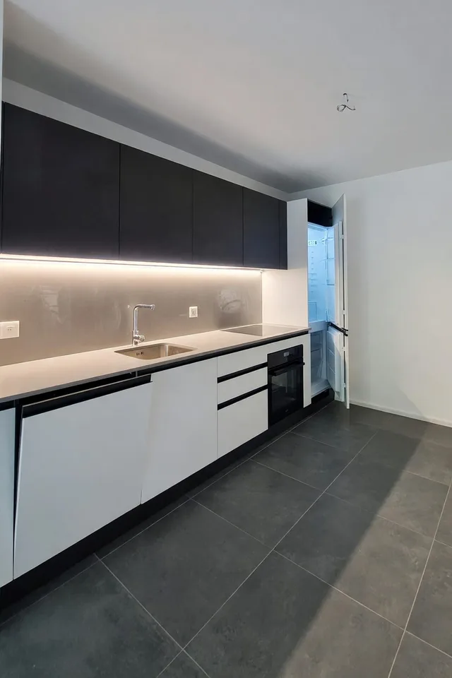 Neue 3,5-Zimmer-Wohnung mit überdachter Terrasse und zwei Balkonen