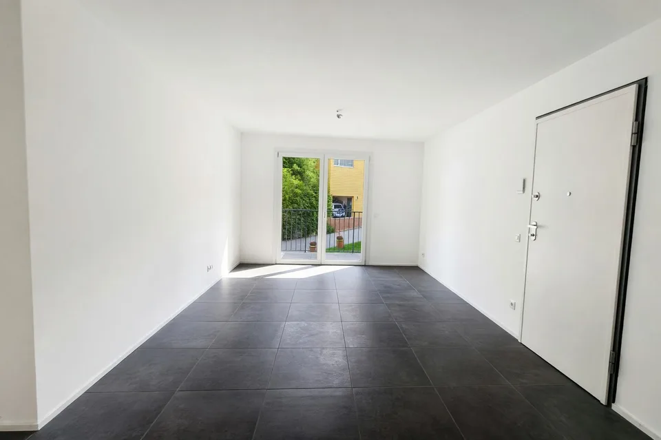 Neue 3,5-Zimmer-Wohnung mit überdachter Terrasse und zwei Balkonen