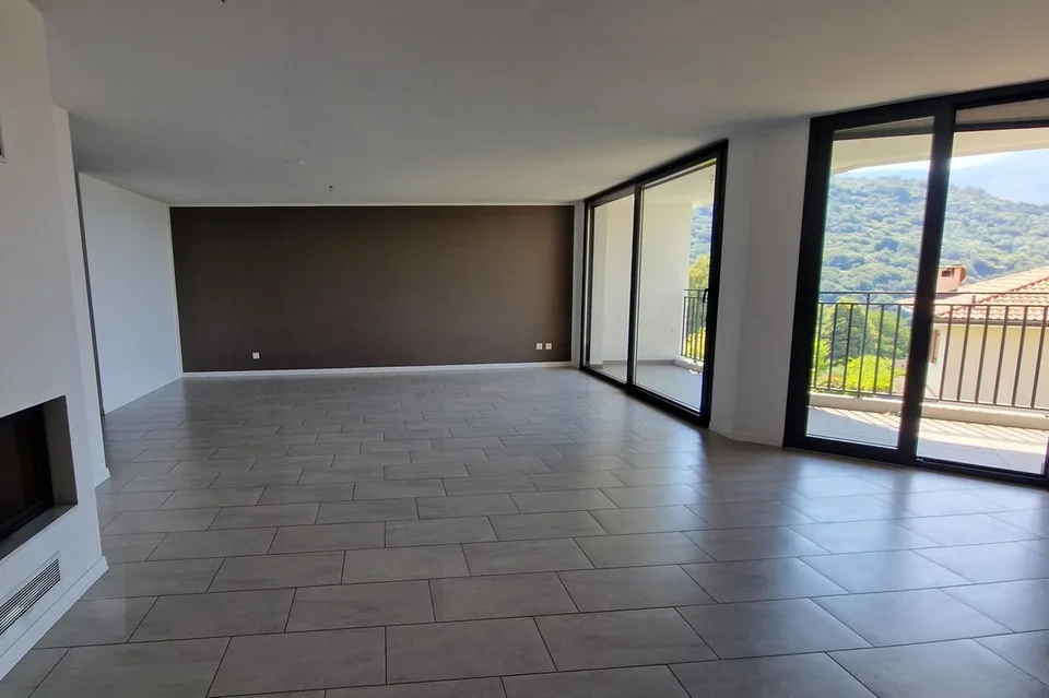 Haus mit 5,5 Zimmern, Terrasse mit Seeblick und Garten in Lopagno