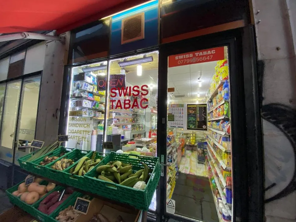 ÉPICERIE DANS UNE RUE PASSANTE