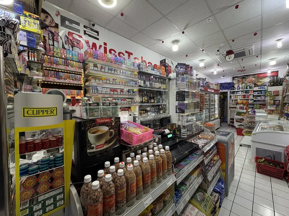 ÉPICERIE DANS UNE RUE PASSANTE