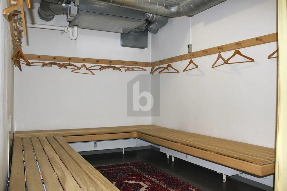 HELL MIT GARDEROBE, DUSCHE UND SAUNA