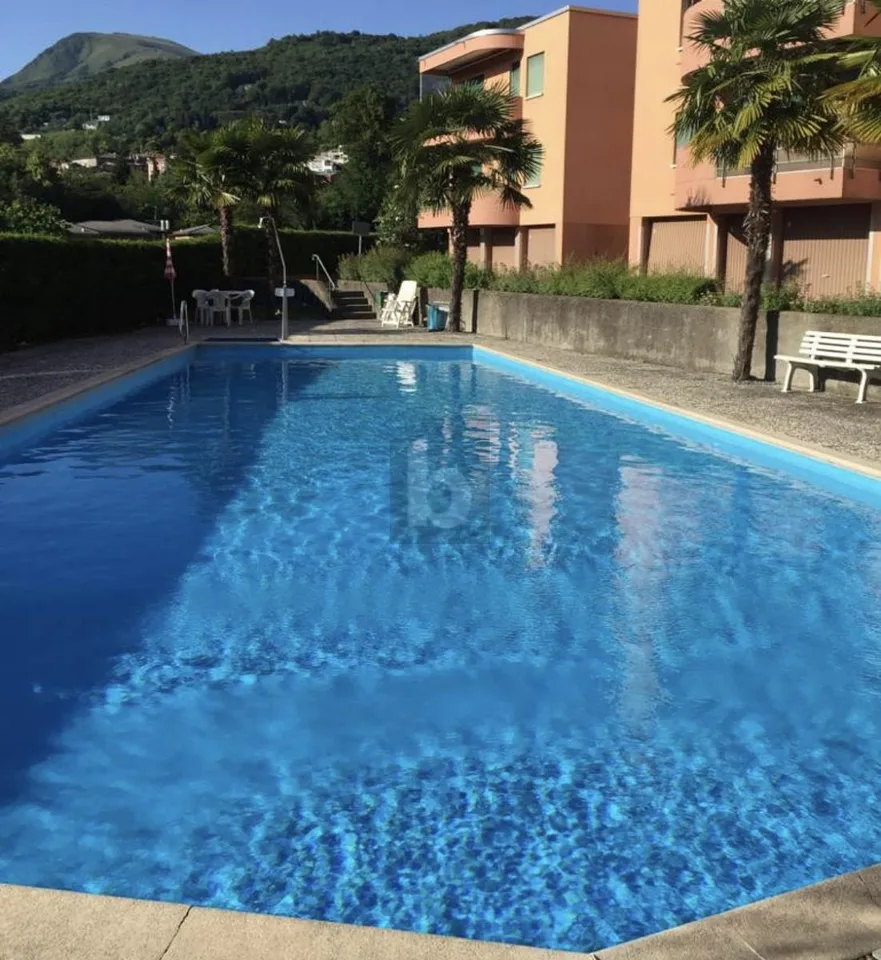HELLES OBJEKT MIT SCHWIMMBAD