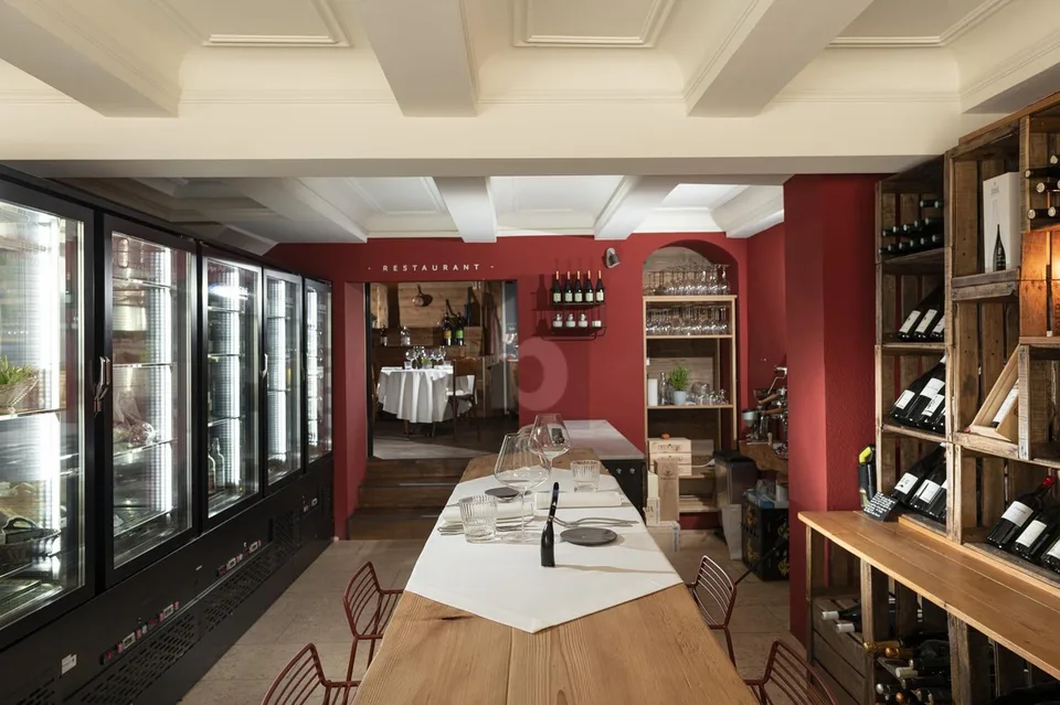 PRÄCHTIGER GASTRONOMISCHER RAUM