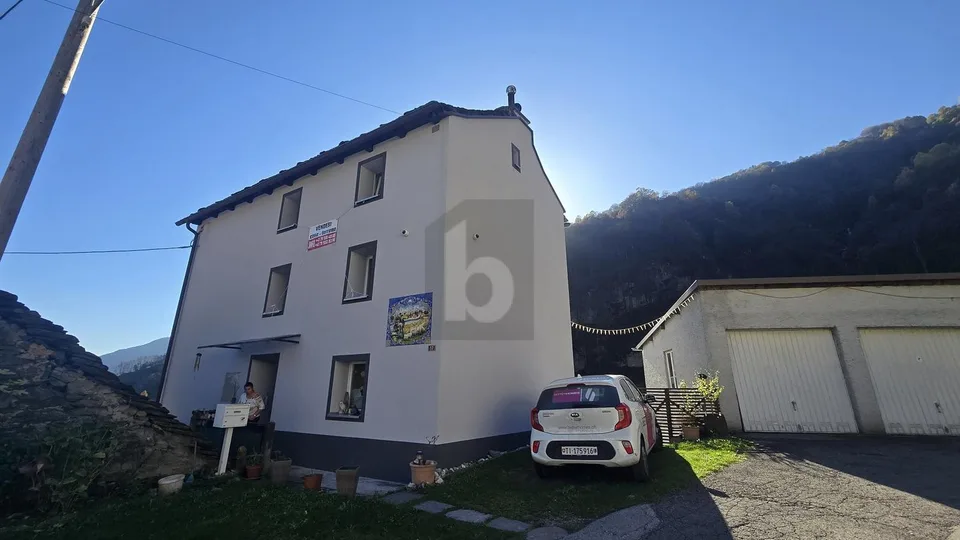 SPAZIOSA E SOLEGGIATA CON CON AMPIO TERRENO