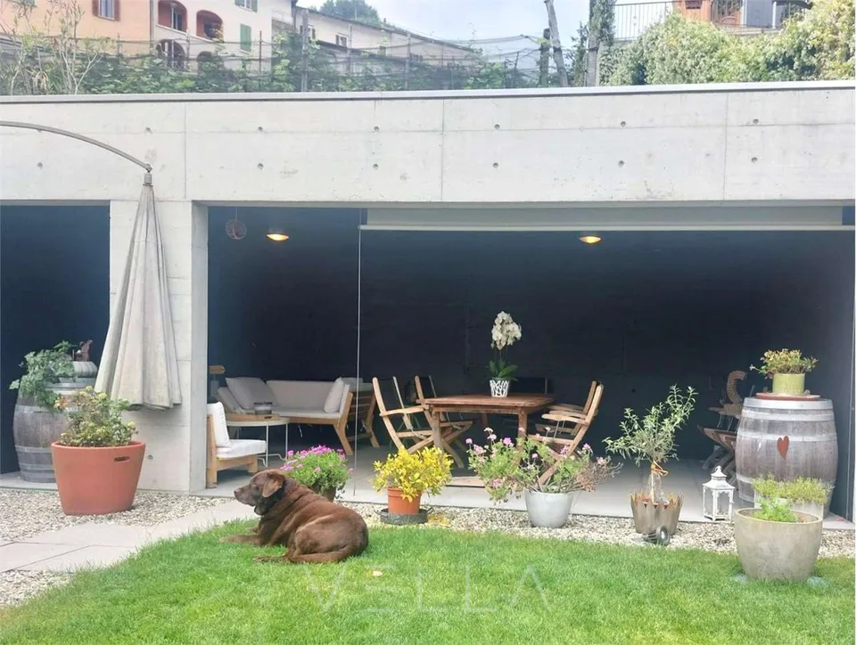 Moderna casa unifamiliare con portico