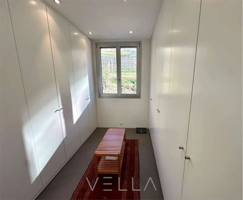 Moderna casa unifamiliare con portico – Foto 9 von 10