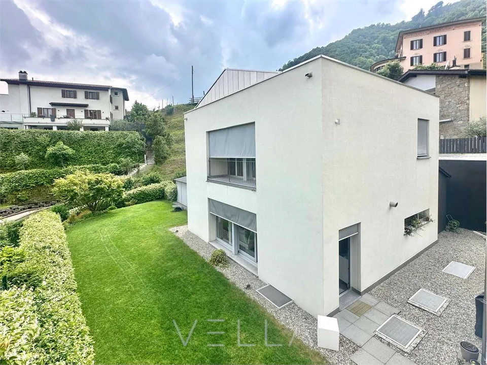 Moderna casa unifamiliare con portico