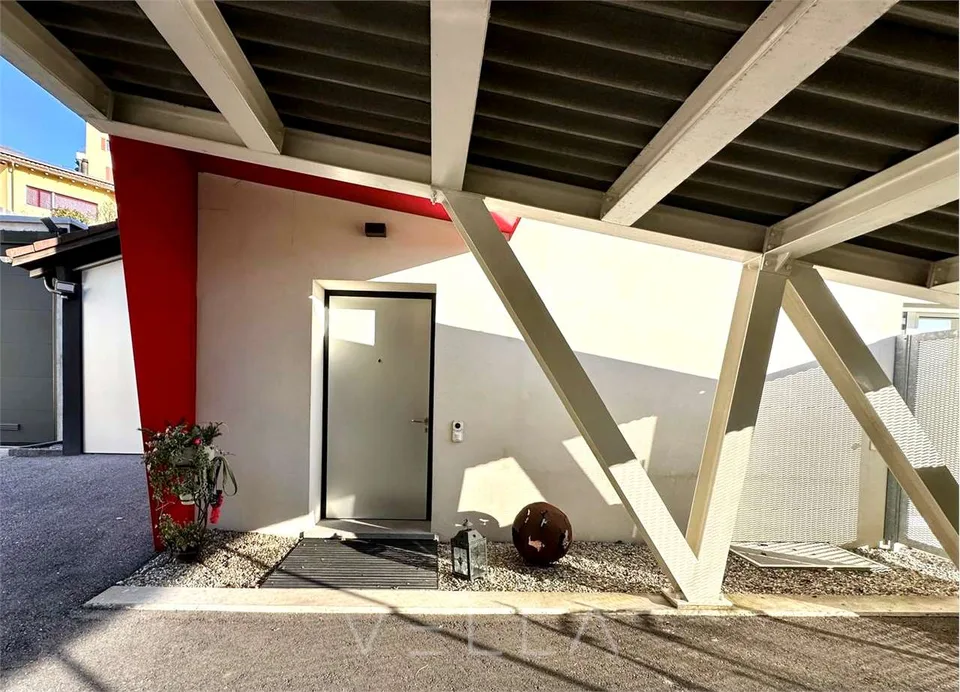 Moderna casa unifamiliare con portico