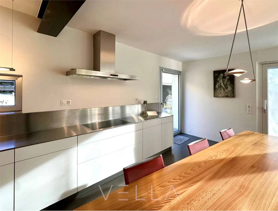 Moderna casa unifamiliare con portico – Foto 6 von 10