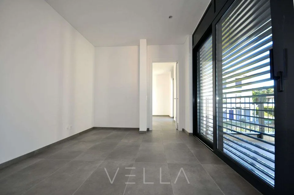 Appartement spacieux de 4,5 pièces avec terrasse à proximité du golf et du lac