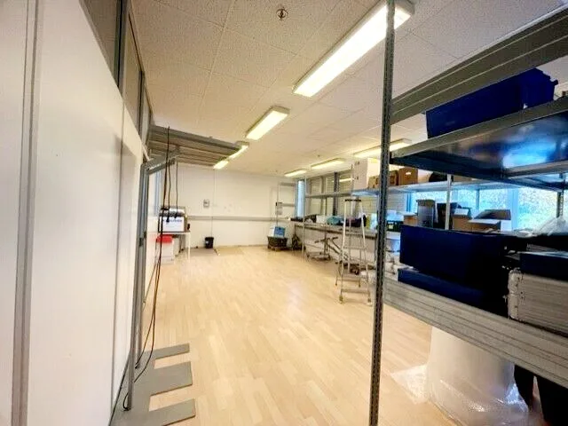 PRÉS-DU-LAC 30A, Commercial space of 449m2