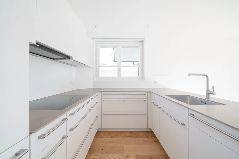 GROSSZÜGIGE HELLE WOHNUNG- FRISCH SANIERT