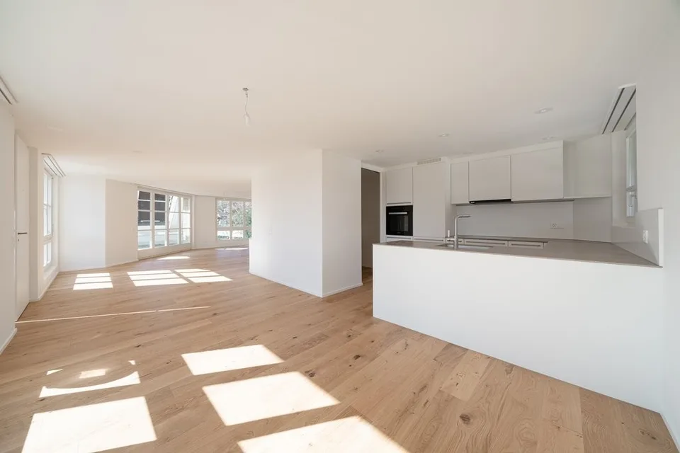 GROSSZÜGIGE HELLE WOHNUNG- FRISCH SANIERT