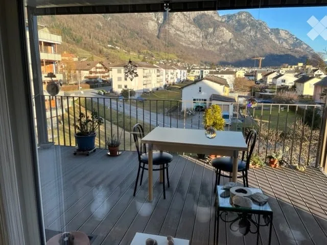 Renovated 4.5-room apartment with large balcony (on 2nd floor)
