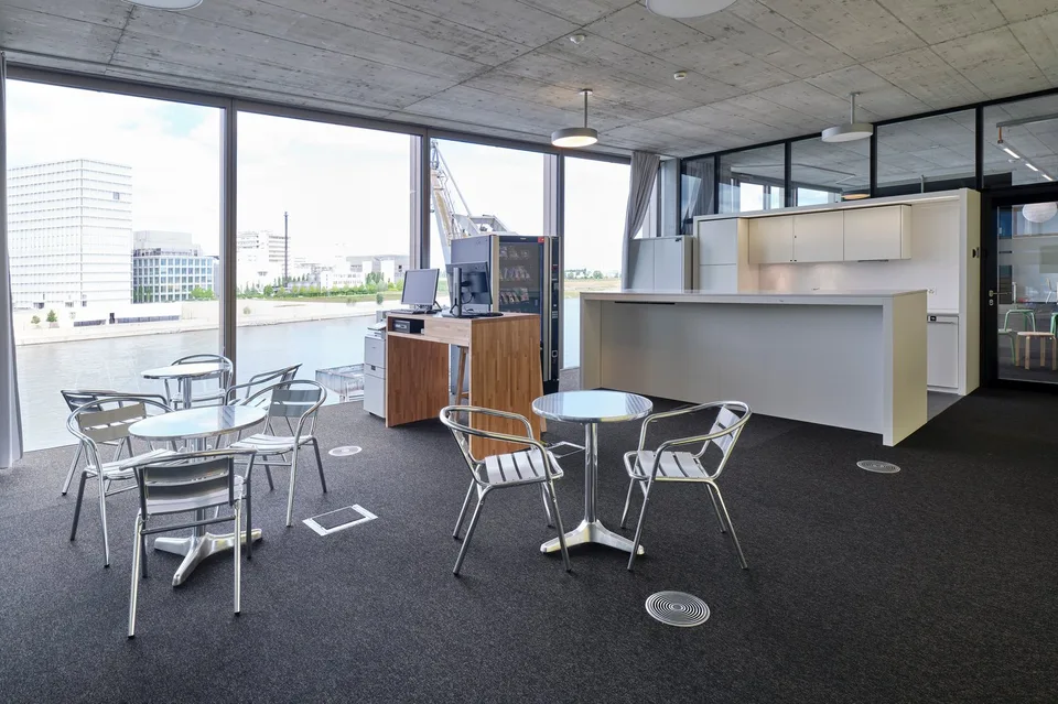 Büroflächen ab 2'000 m² direkt am Rhein