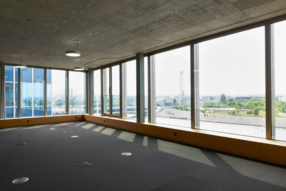 Büroflächen ab 2'000 m² direkt am Rhein
