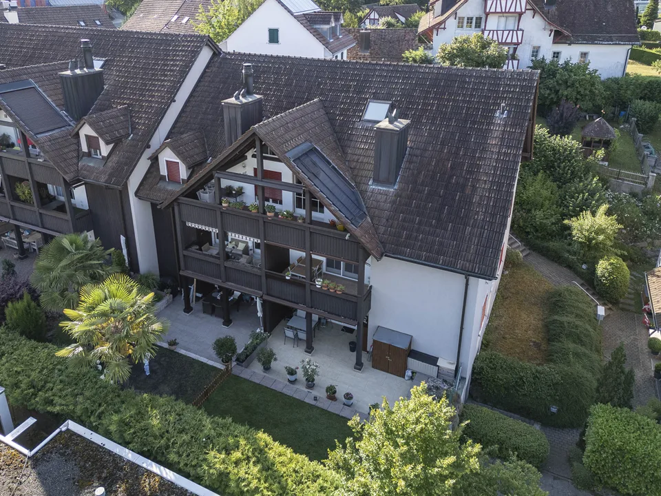 grosszügige Wohnung mit zwei Einstellplätzen