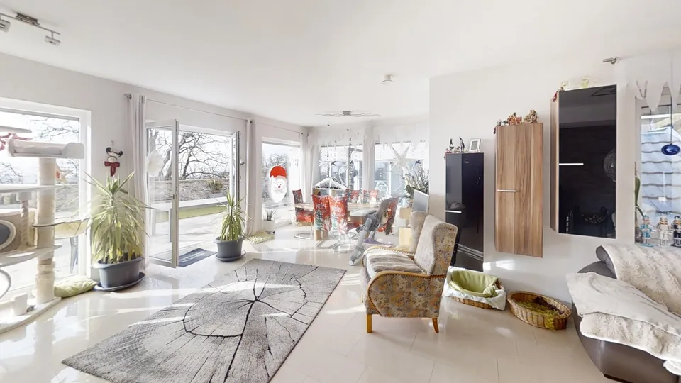 Modernes 5-Zimmer-Einfamilienhaus mit Hallenbad in Illhart