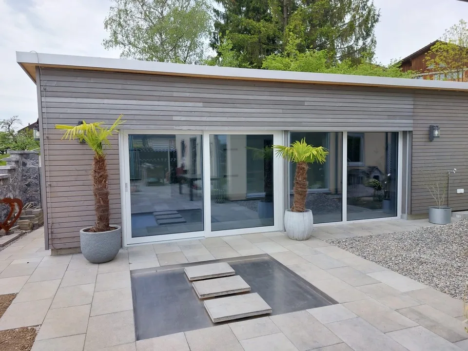 Modernes 5-Zimmer-Einfamilienhaus mit Hallenbad in Illhart
