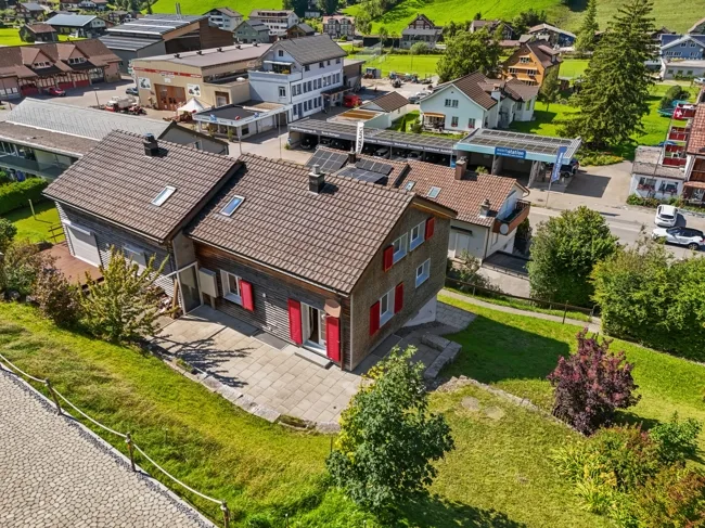 Gemütliches Eckhaus mit schönem Garten und grossem Hobbyraum