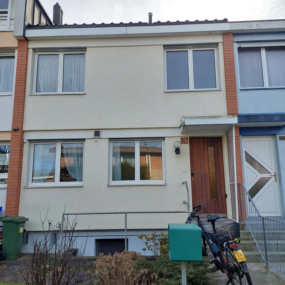Well-maintained, renovated 4.5 room row house