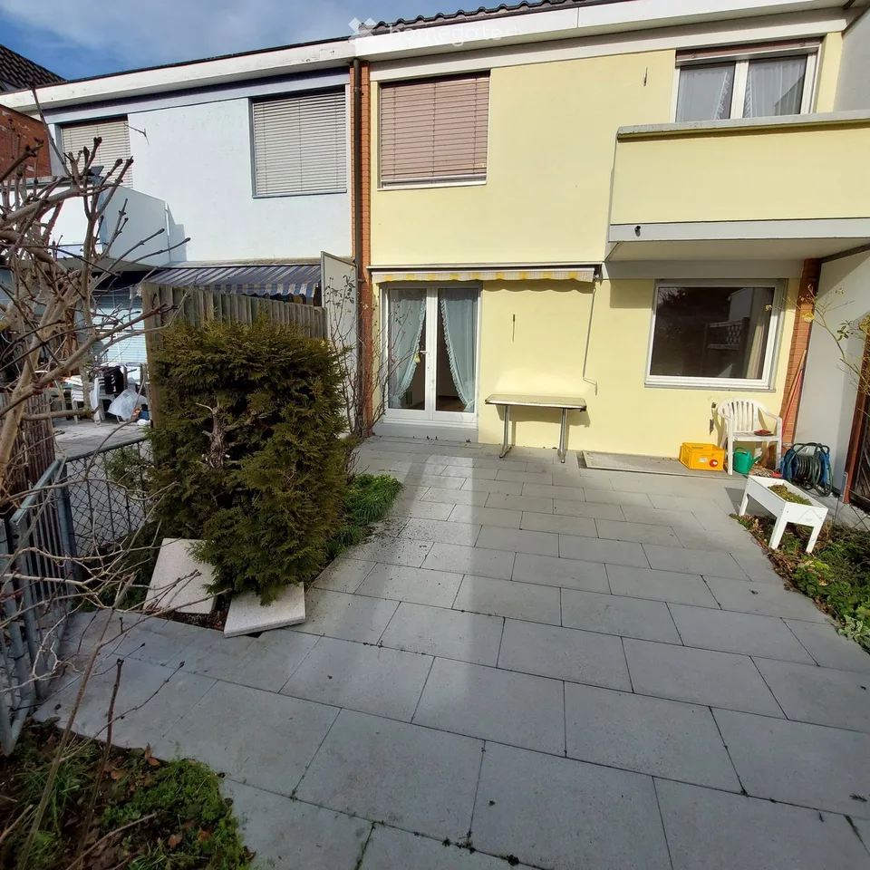 Well-maintained, renovated 4.5 room row house