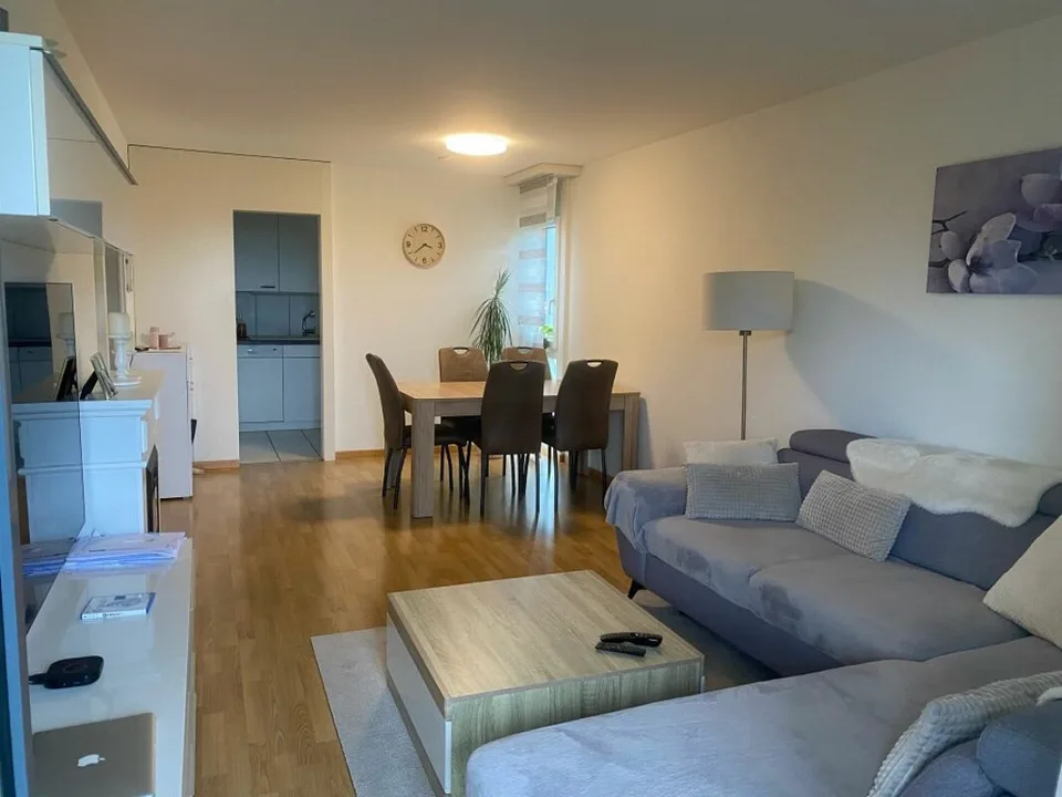 Helle 4.5-Zimmerwohnung im 11. Obergeschoss mit grossem Balkon und schöner Aussicht!