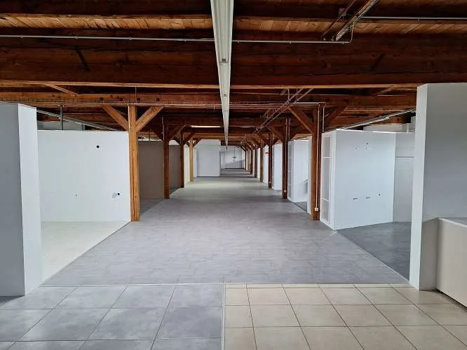 1'700 m2 di spazi di vendita, uffici e magazzini in una posizione ideale direttamente alla stazione ferroviaria e vicino alla MIGLIO DI NEGOZI – foto 27 di 28