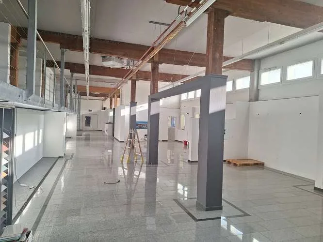 1'700 m2 di spazi di vendita, uffici e magazzini in una posizione ideale direttamente alla stazione ferroviaria e vicino alla MIGLIO DI NEGOZI