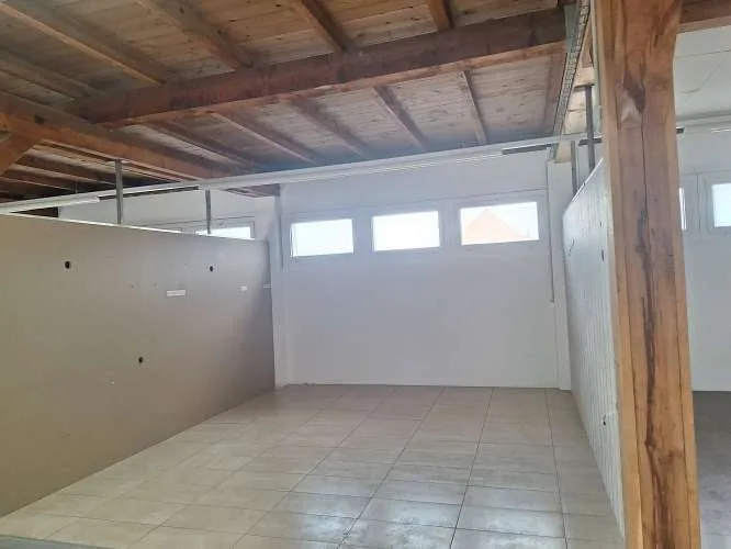 1'700 m2 di spazi di vendita, uffici e magazzini in una posizione ideale direttamente alla stazione ferroviaria e vicino alla MIGLIO DI NEGOZI – foto 15 di 28