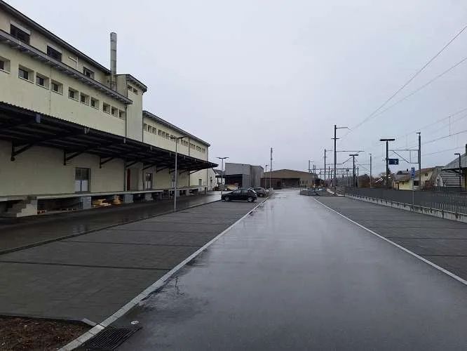 1'700 m2 di spazi di vendita, uffici e magazzini in una posizione ideale direttamente alla stazione ferroviaria e vicino alla MIGLIO DI NEGOZI – foto 25 di 28