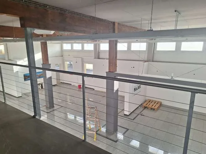 1'700 m2 di spazi di vendita, uffici e magazzini in una posizione ideale direttamente alla stazione ferroviaria e vicino alla MIGLIO DI NEGOZI – foto 13 di 28