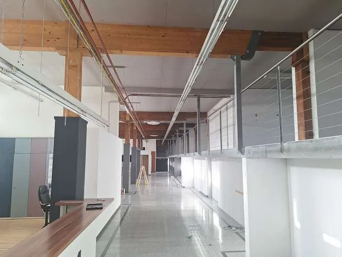 1'700 m2 di spazi di vendita, uffici e magazzini in una posizione ideale direttamente alla stazione ferroviaria e vicino alla MIGLIO DI NEGOZI – foto 6 di 28