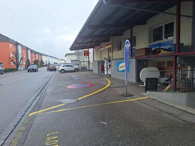 1'700 m2 di spazi di vendita, uffici e magazzini in una posizione ideale direttamente alla stazione ferroviaria e vicino alla MIGLIO DI NEGOZI – foto 24 di 28